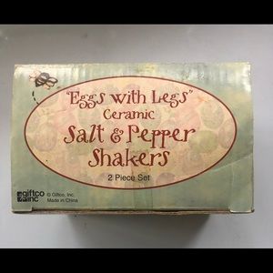 Vintage salt/pepper shakers